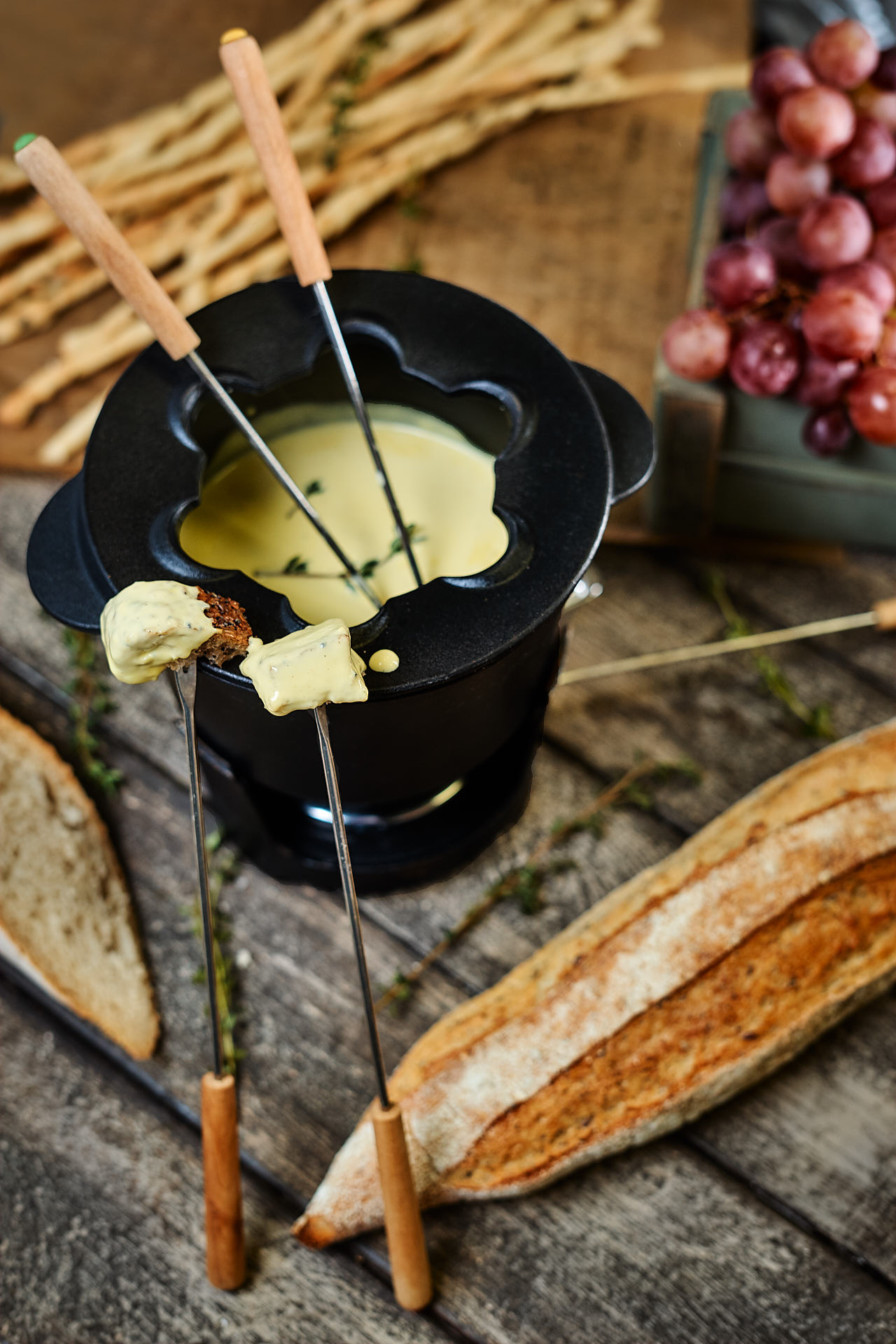 Сырное фондю: рецепт в домашних условиях с сыром и гренками